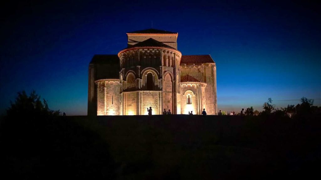 Eglise illuminée nuit- talmont sur gironde