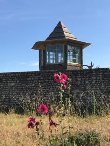 Kiosque et trémière-Association des amis de Talmont