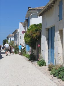 Ruelle_dans_le_village_de_Talmont-sur-Gironde